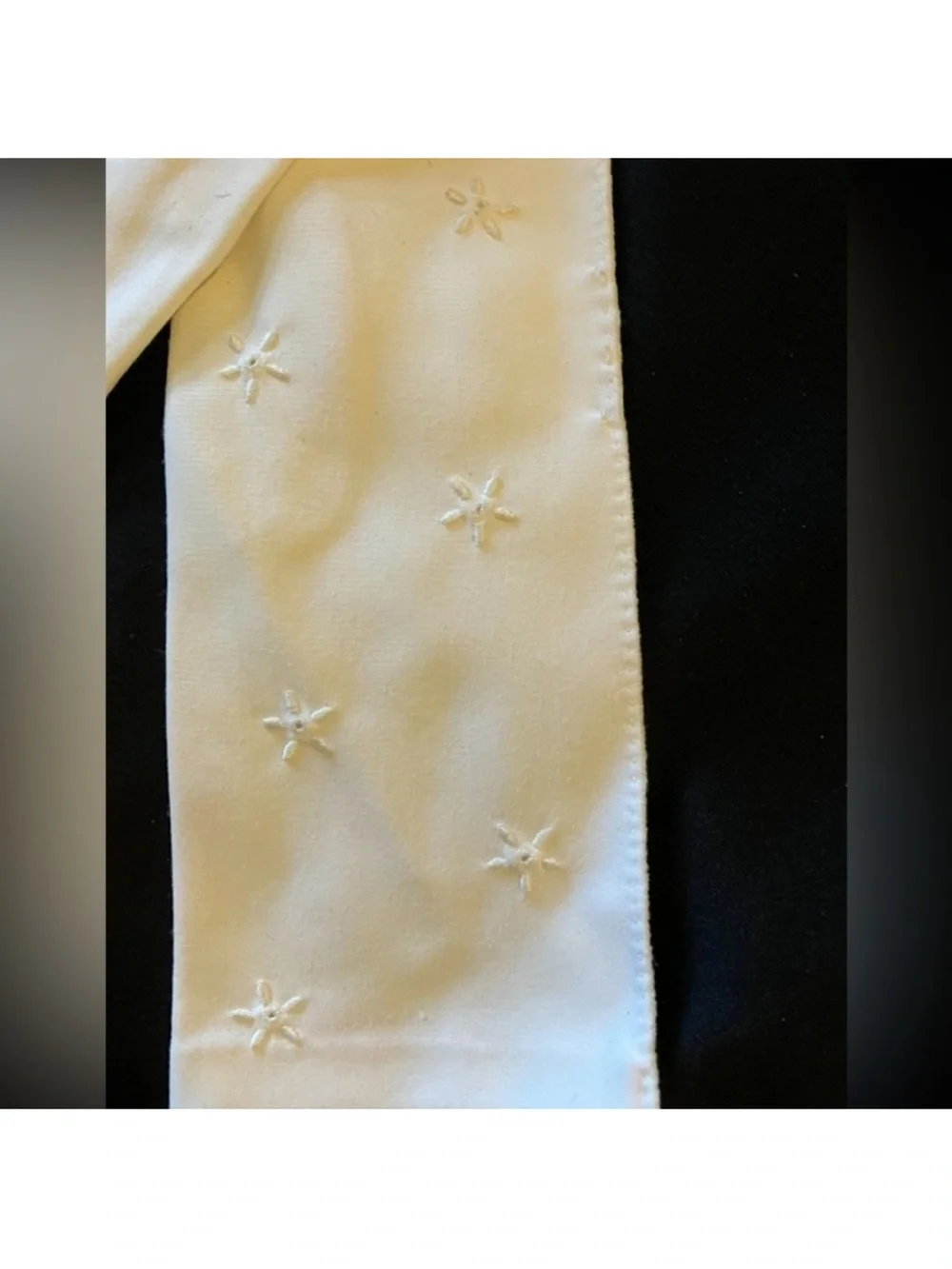 Elegant Ivory Embroidered Women's Gloves